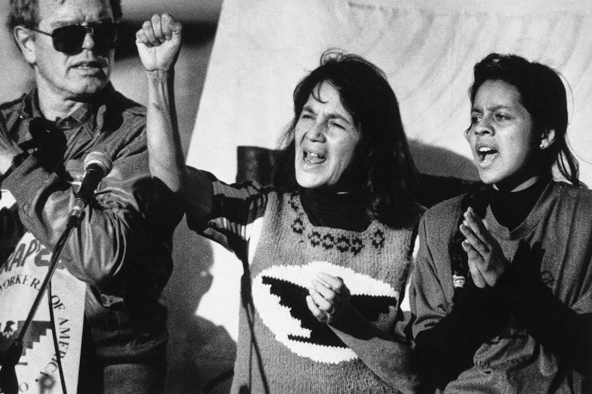 ARCHIVO – La líder de United Farm Workers (UFW) Dolores Huerta, centro, encabeza una marcha en el di