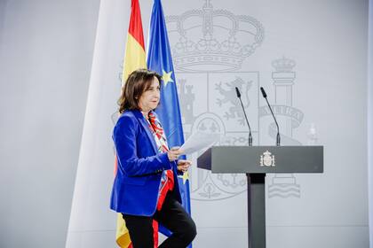 Archivo.- La ministra de Defensa, Margarita Robles, comparece para hacer una valoración de la reunión telemática entre jefes de Estado y de Gobierno de la Organización del Tratado del Atlántico Norte (OTAN), en el Palacio de La Moncloa, a 25 de febrero de 2022, en Madrid, España