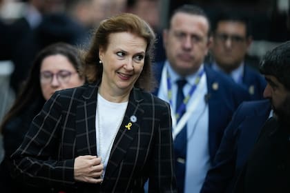 Archivo - La ministra de Relaciones Exteriores de Argentina, Diana Mondino, llega a una ceremonia por el 30 aniversario del atentado a la AMIA que mató a 85 personas en Buenos Aires, Argentina, el 18 de julio de 2024. El presidente argentino, Javier Milei, echó a Mondino de la cancillería el 30 de octubre de 2024 y anunció como su reemplazo al embajador en Estados Unidos. (Foto AP/Natacha Pisarenko, Archivo)