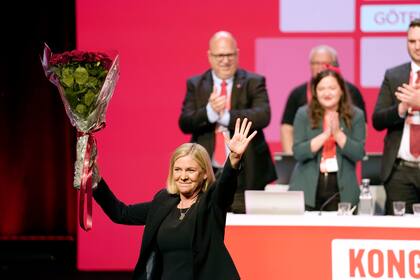 ARCHIVO - La ministra sueca de Finanzas, Magdalena Andersson, saluda tras elegida como presidenta del partido del Partido Socialdemócrata sueco en Gotemburgo, Suecia, el jueves 4 de noviembre de 2021. (Bjorn Larsson Rosvall/TT News Agency via AP, Archivo)