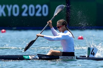 ARCHIVO - La neozelandesa Lisa Carrington compite en la eliminatoria de los 500 metros individual del kayak femenino de los Juegos Olímpicos de Tokio, el 4 de agosto de 2021. (AP Foto/Kirsty Wigglesworth)