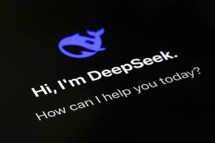 ARCHIVO – La página de la aplicación de IA DeepSeek en la pantalla de un teléfono inteligente en Beijing, el martes 28 de enero de 2025. (AP Foto/Andy Wong, Archivo)