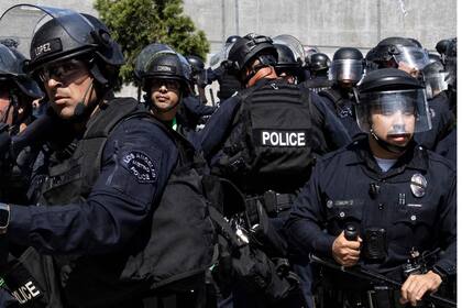 (Archivo) La policía de Los Ángeles hizo una advertencia a los asistentes a las protestas en la ciudad de California, en medio de los enfrentamientos iniciados este fin de semana