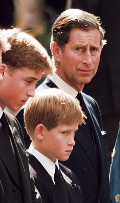 ARCHIVO -La presencia y el lugar preparado para los príncipes William y Harry en el funeral de la princesa Diana fue un tema de discusión entre el príncipe Carlos y su cuñado Charles Spencer (AP Foto/John Gaps III, Archivo)