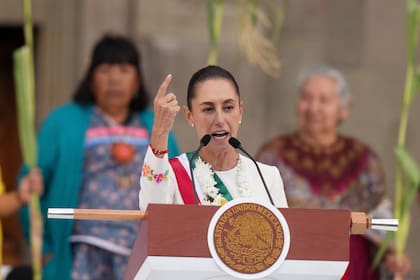 Archivo.- La presidenta de México, Claudia Sheinbaum, se dirige a sus simpatizantes en el Zócalo, la plaza principal de Ciudad de México, el 1° de octubre de 2024