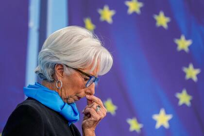 ARCHIVO - La presidenta del Banco Central Europeo, Christine Lagarde, habla durante una conferencia de prensa en Fráncfort, Alemania, el 28 de octubre de 2021. (AP Foto/Michael Probst, Archivo)