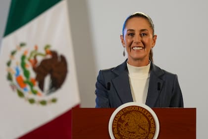 Archivo.- La presidenta mexicana Claudia Sheinbaum ofrece una conferencia de prensa desde el Palacio Nacional en la Ciudad de México, el 2 de octubre de 2024, la mañana siguiente a su toma de posesión
