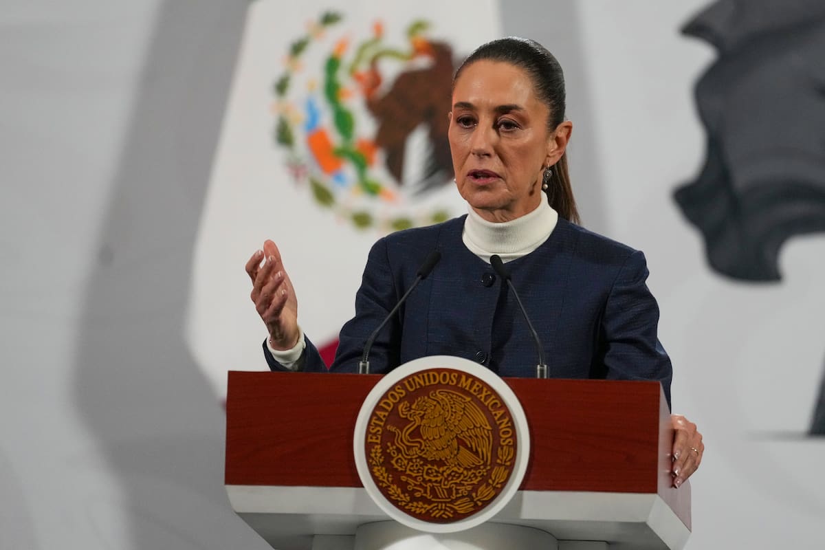 ARCHIVO - La presidenta mexicana Claudia Sheinbaum encabeza su conferencia de prensa de todas las mañanas en Palacio Nacional en Ciudad de México el lunes 3 de febrero de 2025. (AP Foto/Marco Ugarte, Archivo)