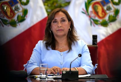 ARCHIVO - La presidenta peruana, Dina Boluarte, da una conferencia de prensa en el palacio de gobierno en Lima, Perú, el viernes 10 de febrero de 2023. Boluarte hizo unas declaraciones el miércoles 26 de abril de 2023 en las que relacionaba migración con inseguridad y atribuía a migrantes "actos delincuenciales". (AP Foto/Martín Mejía, Archivo)