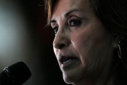ARCHIVO - La presidenta peruana Dina Boluarte se dirige a la prensa al finalizar la Cumbre de la Amazonía, el 8 de agosto de 2023, en Belém, Brasil. (AP Foto/Eraldo Peres, Archivo)