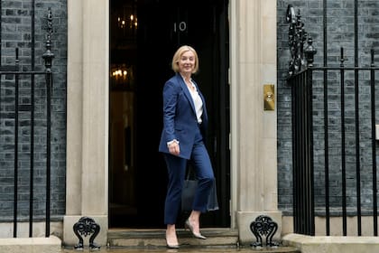 ARCHIVO - La primera ministra británica Liz Truss sale del número 10 de Downing Street, en Londres, el miércoles 7 de septiembre de 2022. (AP Foto/Frank Augstein, Archivo)