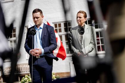 ARCHIVO - La primera ministra de Dinamarca, Mette Frederiksen (derecha), y el primer ministro de Groenlandia, Jens-Frederik Nielsen, en una conferencia de prensa, el 27 de abril de 2025, en Marienborg, Dinamarca. (Mads Claus Rasmussen/Ritzau Scanpix via AP, archivo)