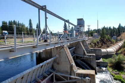 ARCHIVO - La represa J.C. Boyle Dam desvía agua del río Klamath a una usina río abajo, 21 de agosto de 2009 en Keno, Oregón. Se discuten planes para el proyecto de demolición de la gran represa más grande de la historia.  (AP Foto/Jeff Barnard, File)