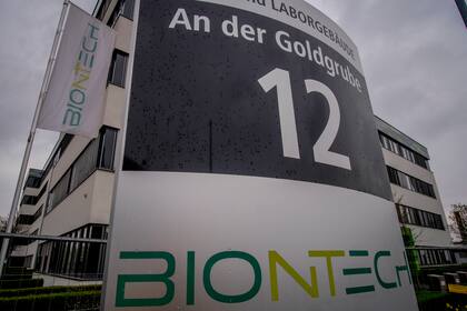 ARCHIVO - La sede de la compañía farmacéutica alemana BioNTech, en Mainz, Alemania, el 30 de marzo de 2022. (AP Foto/Michael Probst, archivo)