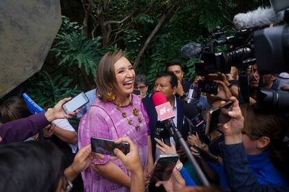 ARCHIVO - La senadora Xóchitl Gálvez, aspirante a la presidencia de la oposición, habla con la prensa después de registrar su nombre como candidata en la Ciudad de México, el 4 de julio de 2023. La vendedora ambulante convertida en empresaria tecnológica está sacudiendo la contienda para suceder al popular presidente de México, ofreciendo una alternativa al partido dominante del popular mandatario Andrés Manuel López Obrador. (Foto AP/Fernando Llano, Archivo)