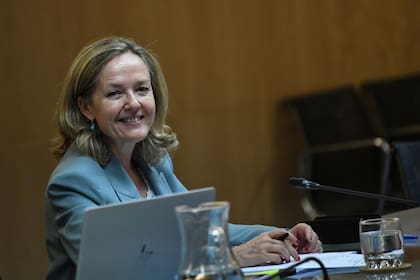 ARCHIVO.- La vicepresidenta primera y ministra de Asuntos Económicos y Transformación Digital, Nadia Calviño, mantiene una reunión con agentes sociales, en la sede del Ministerio, el 6 de julio de 2022, en Madrid, España