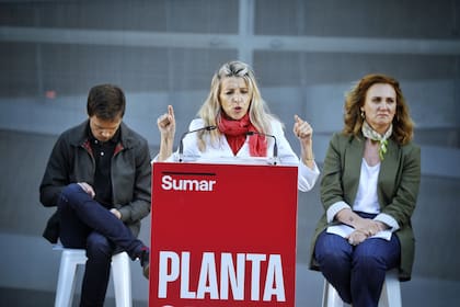 ARCHIVO.- La vicepresidenta segunda del Gobierno y coordinadora general de Sumar, Yolanda Díaz, junto a Estrella Galán e Íñigo Errejón