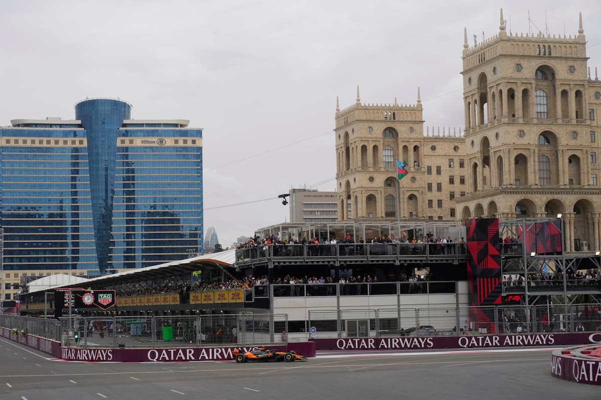 ARCHIVO - Lando Norris al volante de un McLaren durante el Gran Premio de Azerbaiyán de la F1, el 21