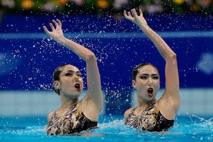 ARCHIVO - Las campeonas china Wang Liuyi y Wang Qianyi durante la rutina libre de la final del dueto femenino de la natación artística de los Juegos Asiáticos, el 7 de octubre de 2023, en Hangzhou, China. (AP Foto/Ng Han Guan)
