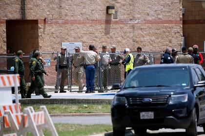 ARCHIVO – Las fuerzas del orden y otros organismos de emergencia se reúnen afuera de la Escuela Primaria Robb tras un tiroteo, el martes 24 de mayo de 2022 en Uvalde, Texas. (AP Foto/Dario Lopez-Mills)