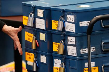 ARCHIVO - Las urnas son llevadas a para una tabulación de votación de elección clasificada en Augusta, Maine, 12 de noviembre de 2018. (AP Foto/Robert F. Bukaty, Archivo)