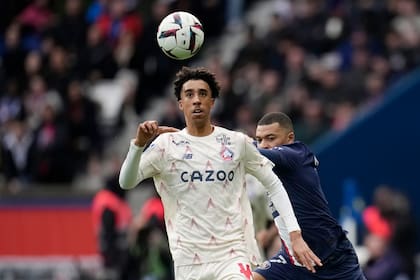 ARCHIVO - Leny Yoro, de Lille, controla el balón delante de Kylian Mbappé, del París Saint-Germain, en un partido de la Liga Uno, el domingo 9 de febrero de 2023 (AP Foto/Christophe Ena, archivo)