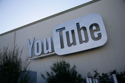 ARCHIVO - Letreros colocados en las oficinas de YouTube Space en Los Ángeles, el 21 de octubre de 2015. (AP Foto/Danny Moloshok, Archivo)