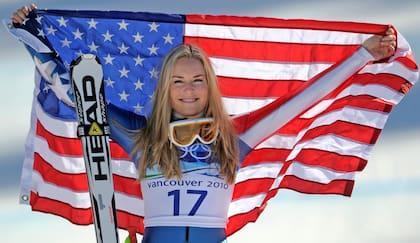 ARCHIVO - Lindsey Vonn en el podio tras ganar la medalla olímpica de bronce en el Super G femenino de los Juegos de Invierno de Vancouver, el 20 de febrero de 2010. (AP Foto/Gero Breloer)