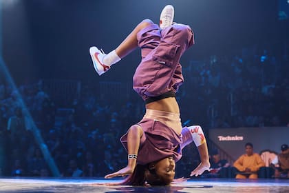 ARCHIVO - Logan Edra, conocida también como B-Girl Lotistix, compite por Estados Unidos een breakdancing, el sábado 12 de noviembre de 2022, en Nueva York (AP Foto/Andres Kudacki, archivo)