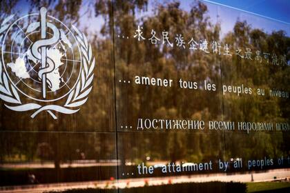 ARCHIVO - Logotipo de la Organización Mundial de la Salud en la sede de la OMS en Ginebra, Suiza, 11 de junio de 2009. (AP Foto/Anja Niedringhaus, archivo)