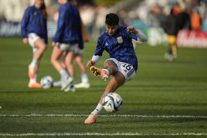 ARCHIVO - Lorena Benítez, de la selección femenina de Argentina, calienta previo al partido de la Copa del Mundo correspondiente al Grupo G entre Argentina y Sudáfrica, en Dunedin, Nueva Zelanda, el 28 de julio de 2023. (AP Foto/Alessandra Tarantino, Archivo)