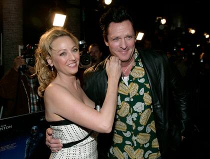 ARCHIVO - Los actores Virginia Madsen, a la izquierda, y su hermano Michael Madsen aparecen en el estreno de "The Astronaut Farmer" en Los Ángeles el 20 de febrero de 2007. (Foto AP/Matt Sayles, archivo)