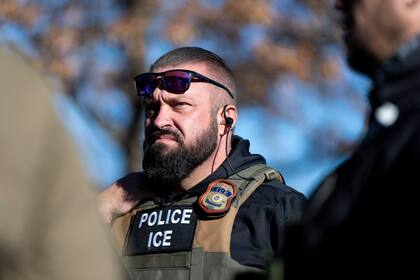 (Archivo) Los agentes del ICE portan una identificación con la insignia oficial del DHS