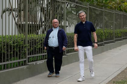 ARCHIVO - Los investigadores del Vaticano, monseñor Jordi Bertomeu, de España, a la derecha, y el arzobispo Charles Scicluna, de Malta, caminan afuera de la Nunciatura Apostólica en Lima durante un descanso de una reunión con personas que alegaron abusos por parte del grupo católico laico Sodalitium Christianae Vitae (SCV)
