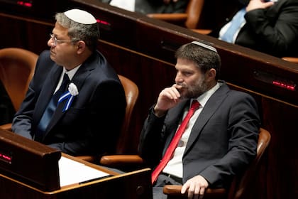 ARCHIVO - Los legisladores israelíes de ultraderecha Itamar Ben Gvir, en el centro, y Bezalel Smotrich, a la derecha, asisten a la ceremonia de investidura del parlamento israelí en el Knéset, Jerusalén, el 15 de noviembre de 2022. (AP Foto/ Maya Alleruzzo, Pool, Archivo)