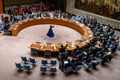 ARCHIVO - Los representantes que votan a favor de una resolución levantan la mano durante una reunión del Consejo de Seguridad de la ONU sobre la invasión rusa de Ucrania, el viernes 25 de febrero de 2022 en la sede de la ONU. (AP Foto/John Minchillo, Archivo)