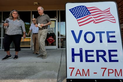 ARCHIVO - Los votantes salen de una casilla de votación durante la votación primaria, el martes 21 de mayo de 2024, en Kennesaw, Georgia. (Foto AP /Mike Stewart, Archivo)