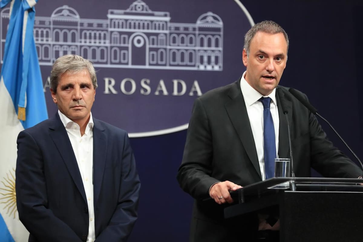 ARCHIVO.- Luis Caputo y Manuel Adorni