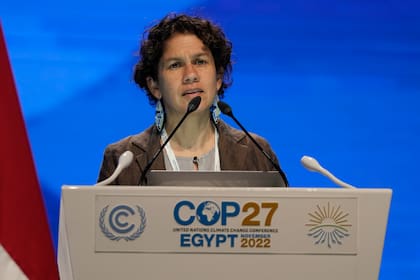 ARCHIVO - Maisa Rojas, ministra de Medio Ambiente de Chile, habla en la cumbre COP27 del Clima, el martes 15 de noviembre de 2022 en Sharm el Sheij, Egipto.  (AP Foto/Peter Dejong, Archivo)