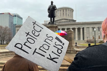 ARCHIVO - Manifestantes a favor de los derechos y servicio médico de las personas transgénero protestan afuera de la corte estatal de Ohio, el 24 de enero de 2024, en Columbus, Ohio. (AP Foto/Patrick Orsagost, archivo)