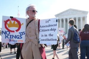 Archivo.- Manifestantes frente a la sede de la Corte Suprema de Estados Unidos donde se debate el tema de la ciudadanía por nacimiento, en Washington, el 1° de abril del 2026