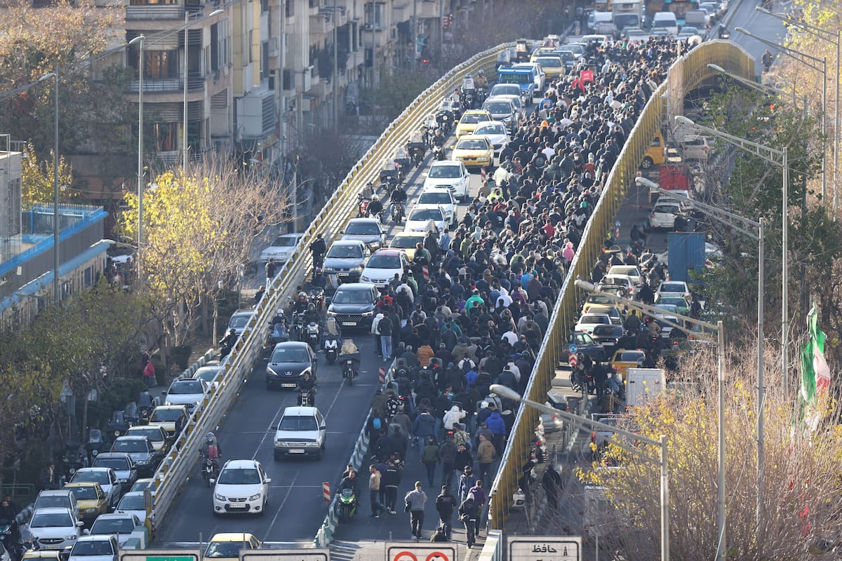 ARCHIVO - Manifestantes marchan sobre un puente en Teherán, Irán, el 29 de diciembre de 2025. (Agencia de Noticias Fars vía AP/Archivo)