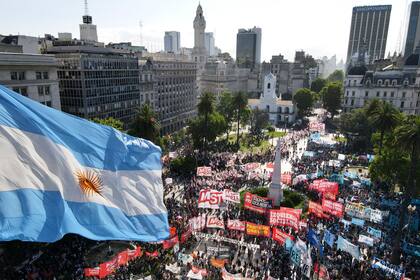 ARCHIVO - Manifestantes se reúnen en el Plazo de Mayo para protestar contra cualquier tipo de futuro acuerdo con el Fondo Monetario Internacional, en Buenos Aires, Argentina, el 11 de diciembre de 2021. (AP Foto/Natacha Pisarenko, Archivo)