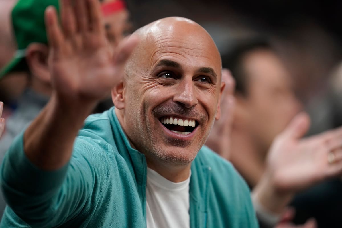 ARCHIVO - Marc Lore, codueño de los Timberwolves de Minnesota, durante un juego de la NBA contra los