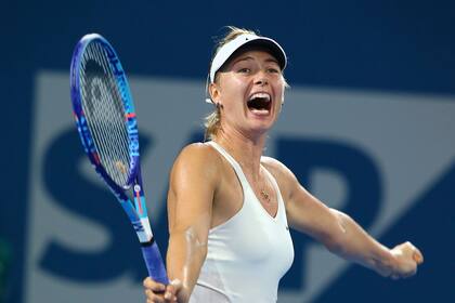 ARCHIVO - Maria Sharapova celebra tras vencer a Ana Ivanovic en la final del torneo de Brisbane, Australia, el 10 de enero de 2015. (AP Foto/Tertius Pickard)