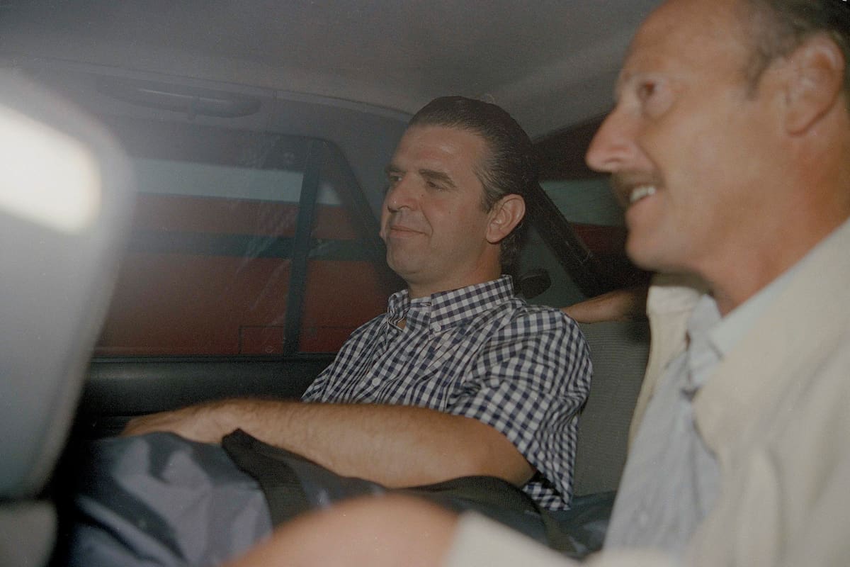 ARCHIVO - Mario Firmenich, líder del grupo guerrillero argentino Montoneros, sale de prisión después de ser indultado por el presidente argentino Carlos Menem en Buenos Aires, Argentina, el 29 de diciembre de 1990. (AP Foto/Don Rypka, Archivo)