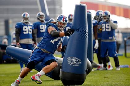 ARCHIVO- Markus Kuhn, tackle defensivo de los Giants de Nueva York, entrena el 29 de octubre de 2015, en East Rutherford, Nueva Jersey (AP Foto/Julio Cortez, archivo)