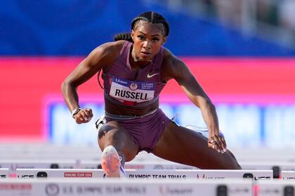 ARCHIVO - Masai Russell gana una eliminatoria de 100 metros con vallas durante el preolímpico estadounidense, el viernes 28 de junio de 2024, en Eugene, Oregon (AP Foto/George Walker IV, archivo)