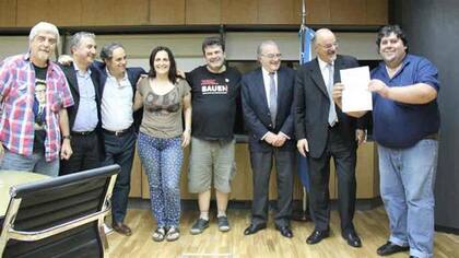 Foto de archivo: representantes de los metrodelegados con el entonces ministro de Trabajo, Carlos Tomada, cuando obtuvieron la personería gremial