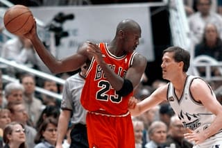 Camiseta de Michael Jordan fija récord de 14 millones en recuerdos de básquet, dice subasta